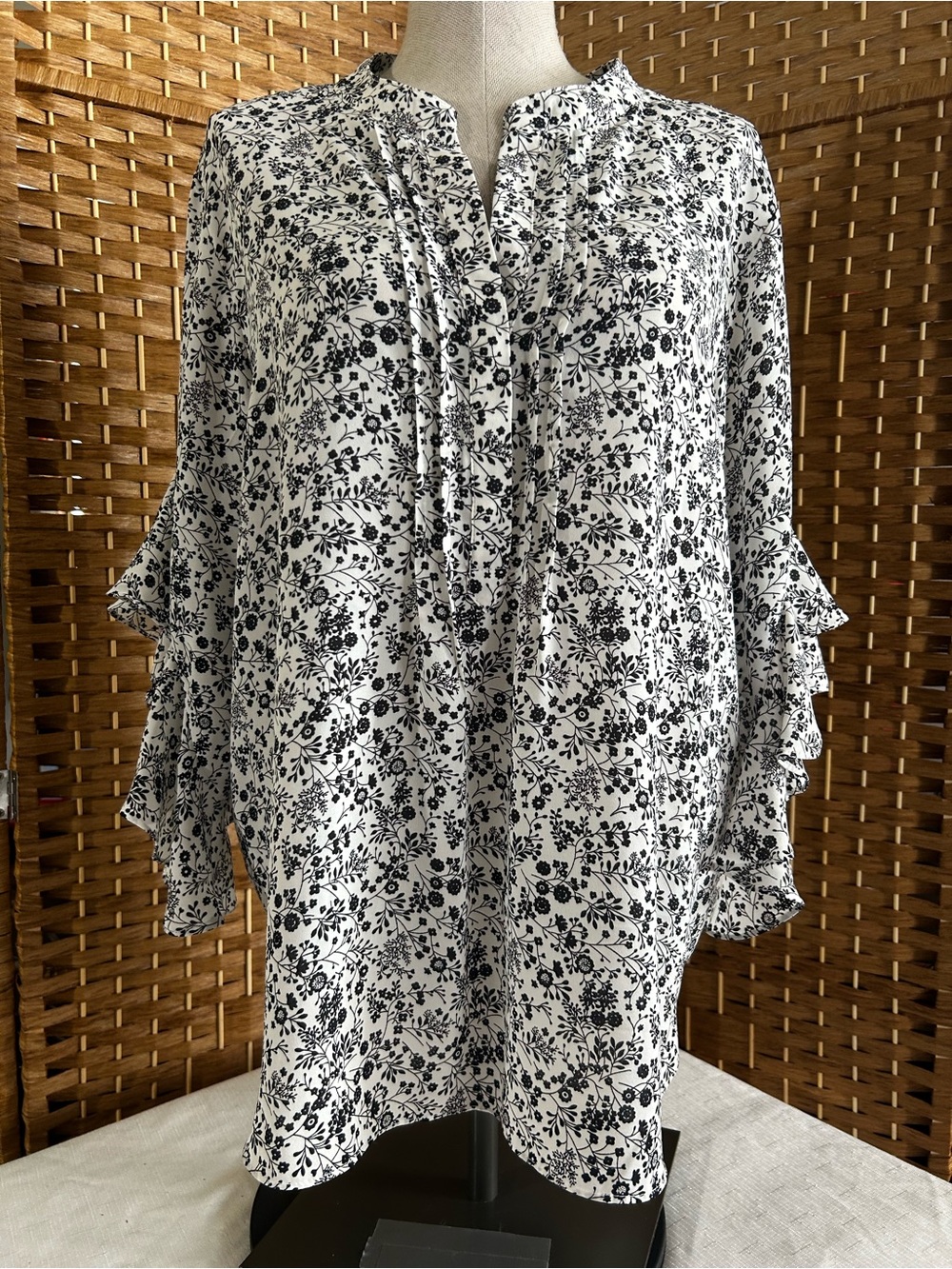 Vince Camuto Black White Floral Ruffle Sleeve Blouse XL Boho Chic